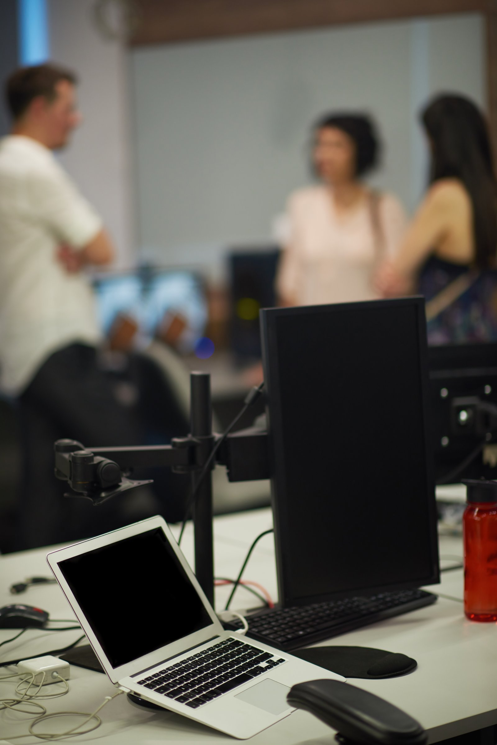 Espacio editorial de trabajo colaborativo con materiales, bocetos y una mesa de análisis compartido